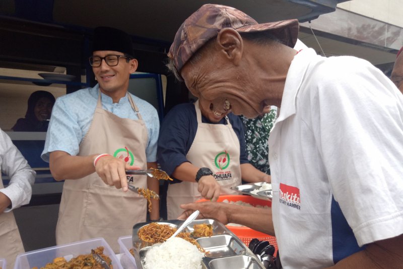 Bakal Cawapres Sandiaga Uno ketika melayani makan di PP Muhammadiyah (14/9). Foto: dok/antara