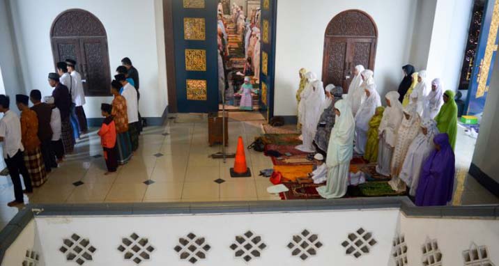 Ilustrasi - Umat islam melaksanakan salat Idul Adha 1439 Hijriyah, di Masjid Nasional Al-Akbar Surabaya, Jawa Timur, Rabu 22 Agustus. (Foto: Antara/Umarul Faruq)
