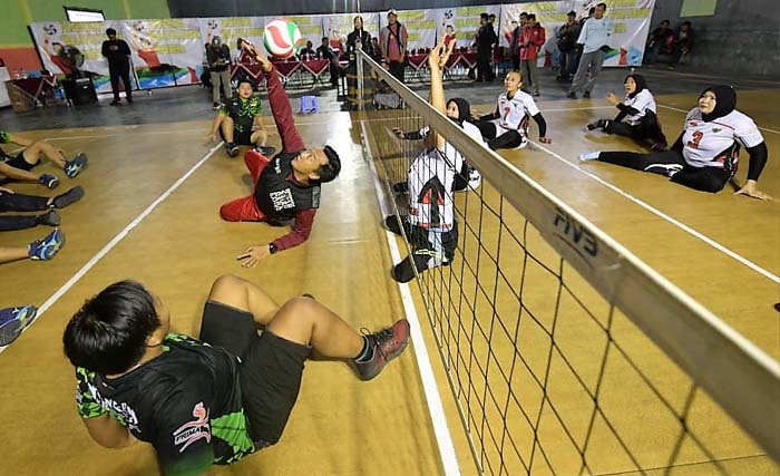 Menpora Imam Nahrawi (tengah) ikut bermain voli duduk  bersama para atlet di pelatnas Asian Para Games cabor voli duduk, di GOR Baturan Karanganyar Jawa Tengah, hari Jumat 14 September. (Foto: Bagus/Kemenpora.go.id)