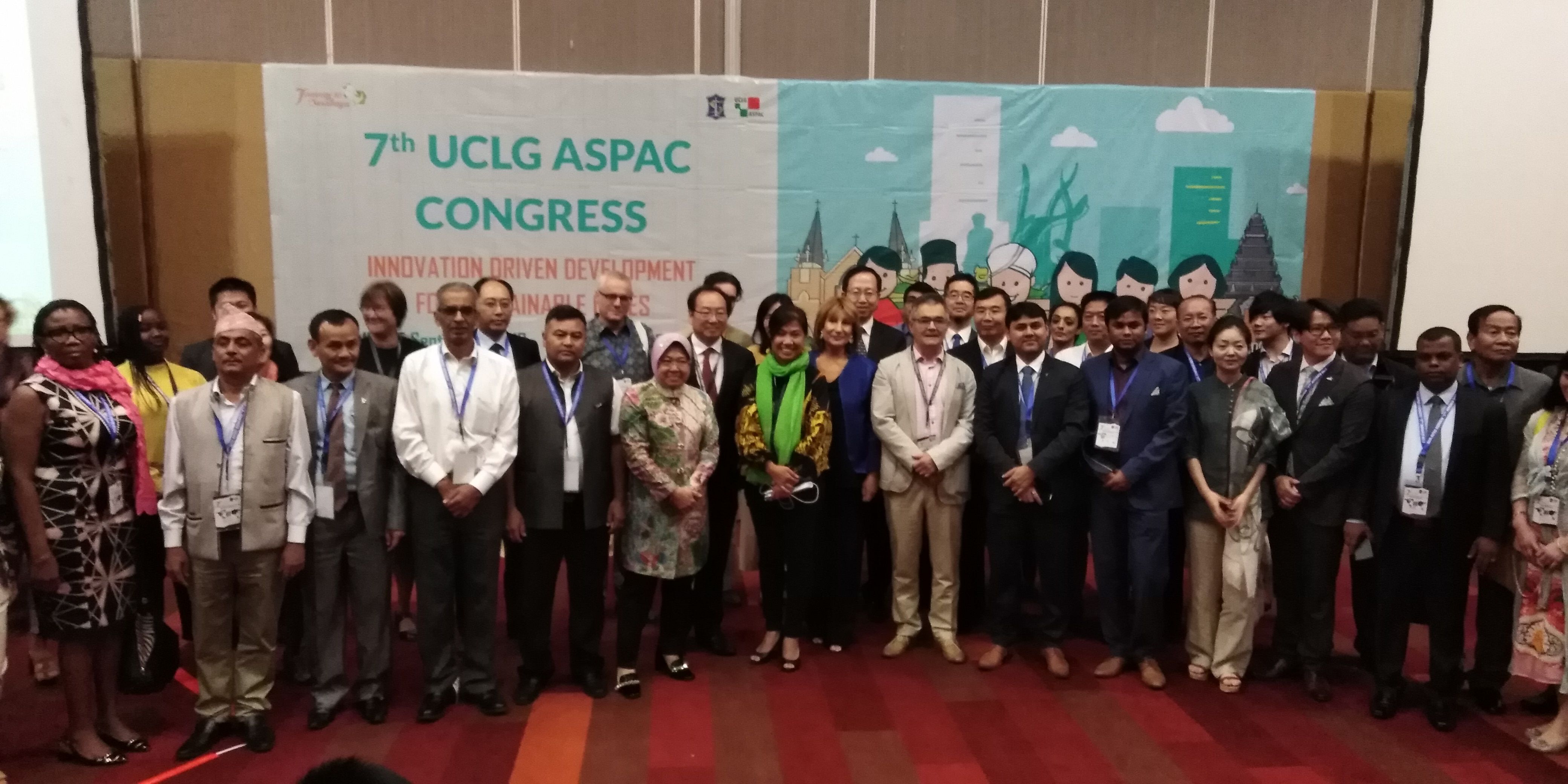Wali Kota Surabaya Tri Rismaharini bersama para delegasi negara peserta UCLG Aspac, di Dyandra Convention Center, Surabaya, Jumat, 14 Agustus 2018. (Foto: Farid/ngopibareng.id) 