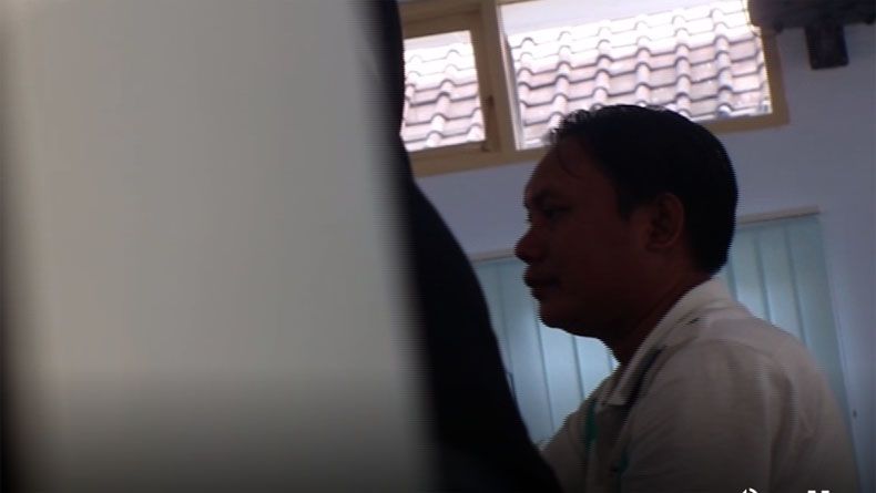 Muhir, ketua komisi IV DPRD Mataram saat menjalani pemeriksaan di kantor Kejari Mataram, Jumat, 14 September 2018. (Foto: Antara)