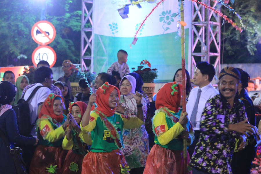 Risma bersama delegasi UCLG Aspac saat menghadiri acara Mlaku-Mlaku Nang Tunjungan, Jumat, 14 September 2018, malam. (Foto: Istimewa) 