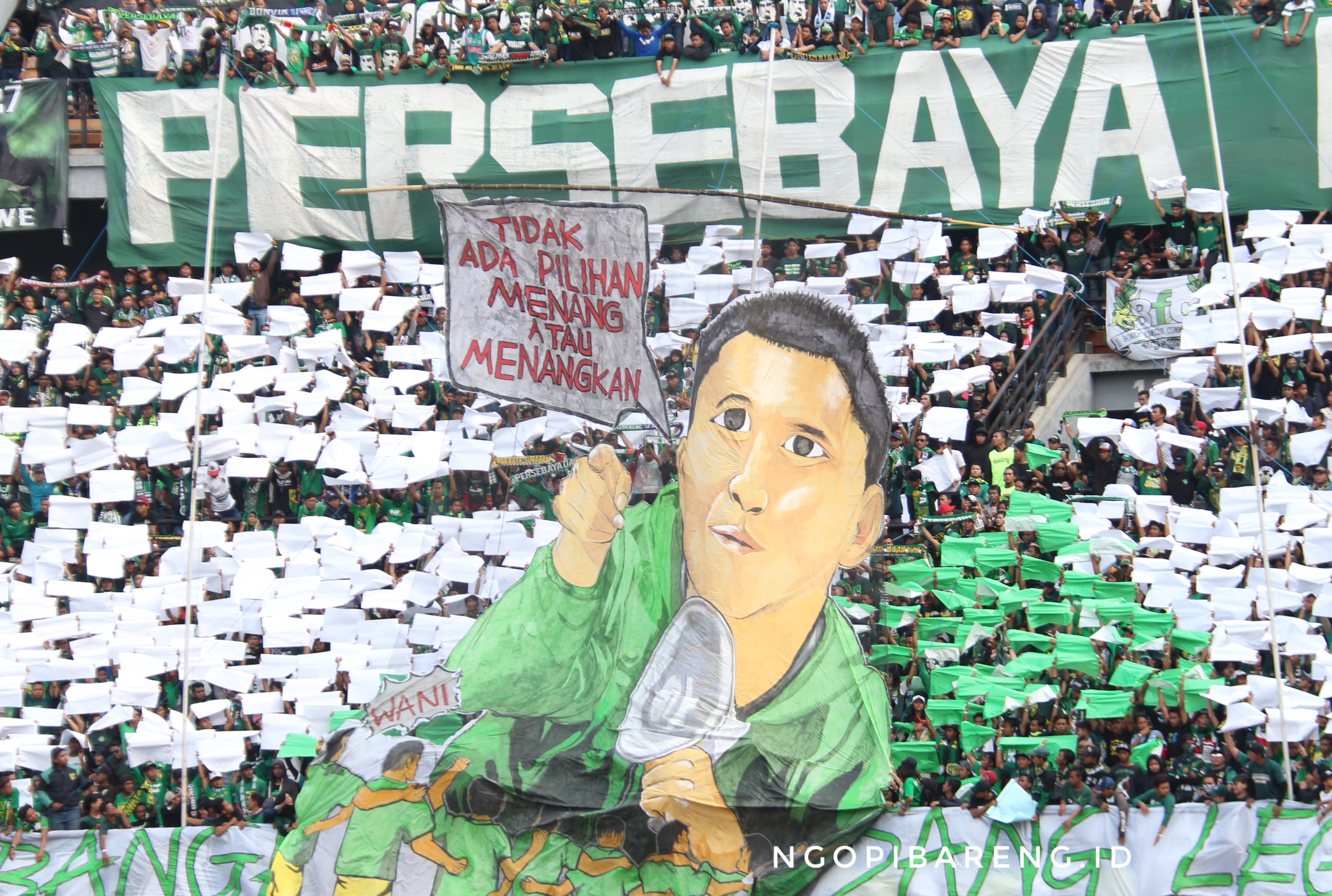 Aksi Bonek saat mendukung Persebaya di Stadion Gelora Bung Tomo (GBT). (foto: Haris/ngopibareng.id)