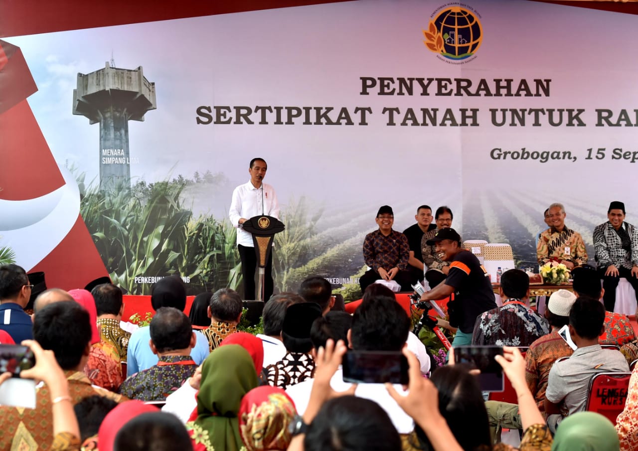 Kunjungan kerja Presiden RI Joko Widodo ke Grobogan Jawa Tengah, Sabtu, 15 September 2018 menyerahkan sekitar 8000 sertifikat tanah milik warga. (Foto: Biro Pers Presiden) 