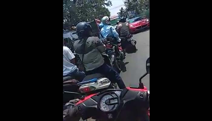 Tangkapan layar video rombongan super car yang menghalangi ambulans di Malang. (Foto: Umar/ngopibareng.id)