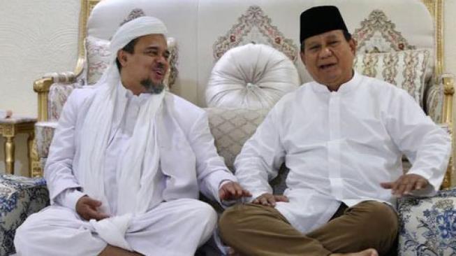 Prabowo Subianto saat bertemu Rizieq Sihab