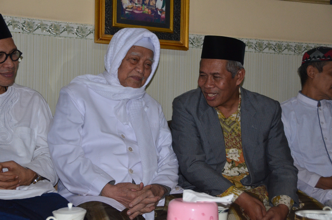 BERDUA: KH Anwar Manshur dan KH Marzuki Mustamar. (foto: ngopibareng.id)