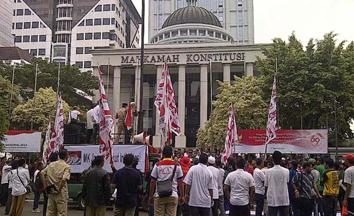 Simulasi unjuk rasa di Mahkamah Konstitusi hari Jumat 14 September lalu. (Foto: Dok.Antara)