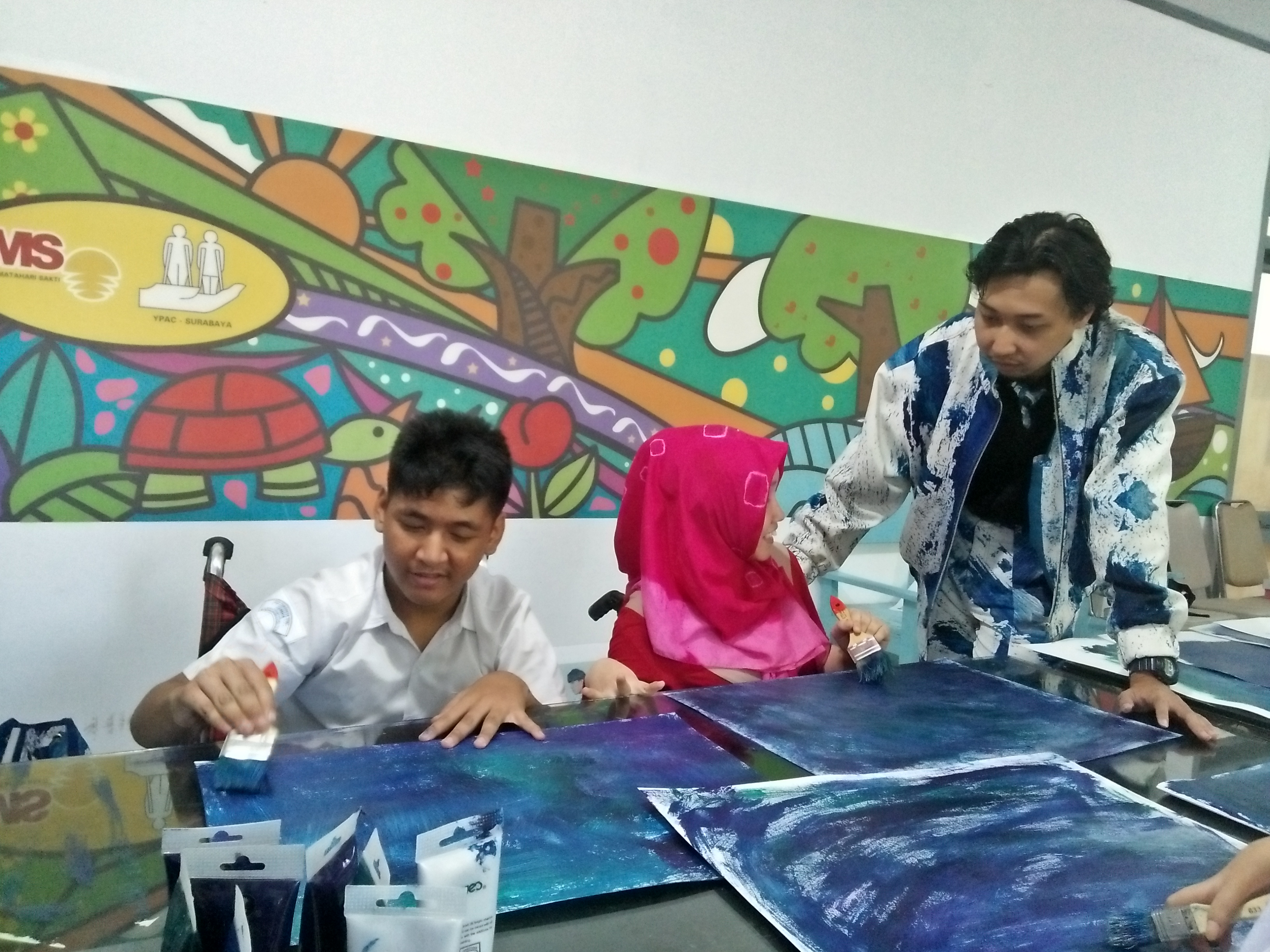 Dio ketika memberikan arahan pada anak-anak mengenai art therapy. Foto: Amanah/ngopibareng.id