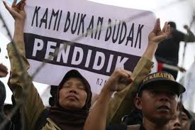 Ribuan guru honorer se-Kabupaten Garut, Jawa Barat, juga mogok mengajar dan berunjuk rasa di halaman gedung DPRD setempat pada Selasa, 18 September 2018. (Foto: Viva.co.id)
