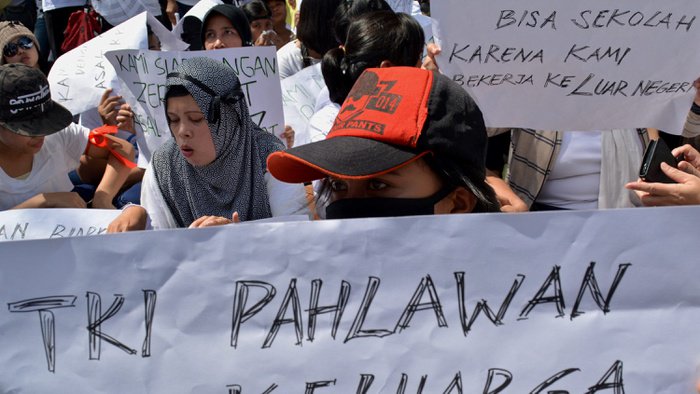 Unjuk rasa mengenai rencana penghentian pengiriman TKI ke luar negeri pada 2017 di Semarang. (Foto: Antara/R Rekotomo)