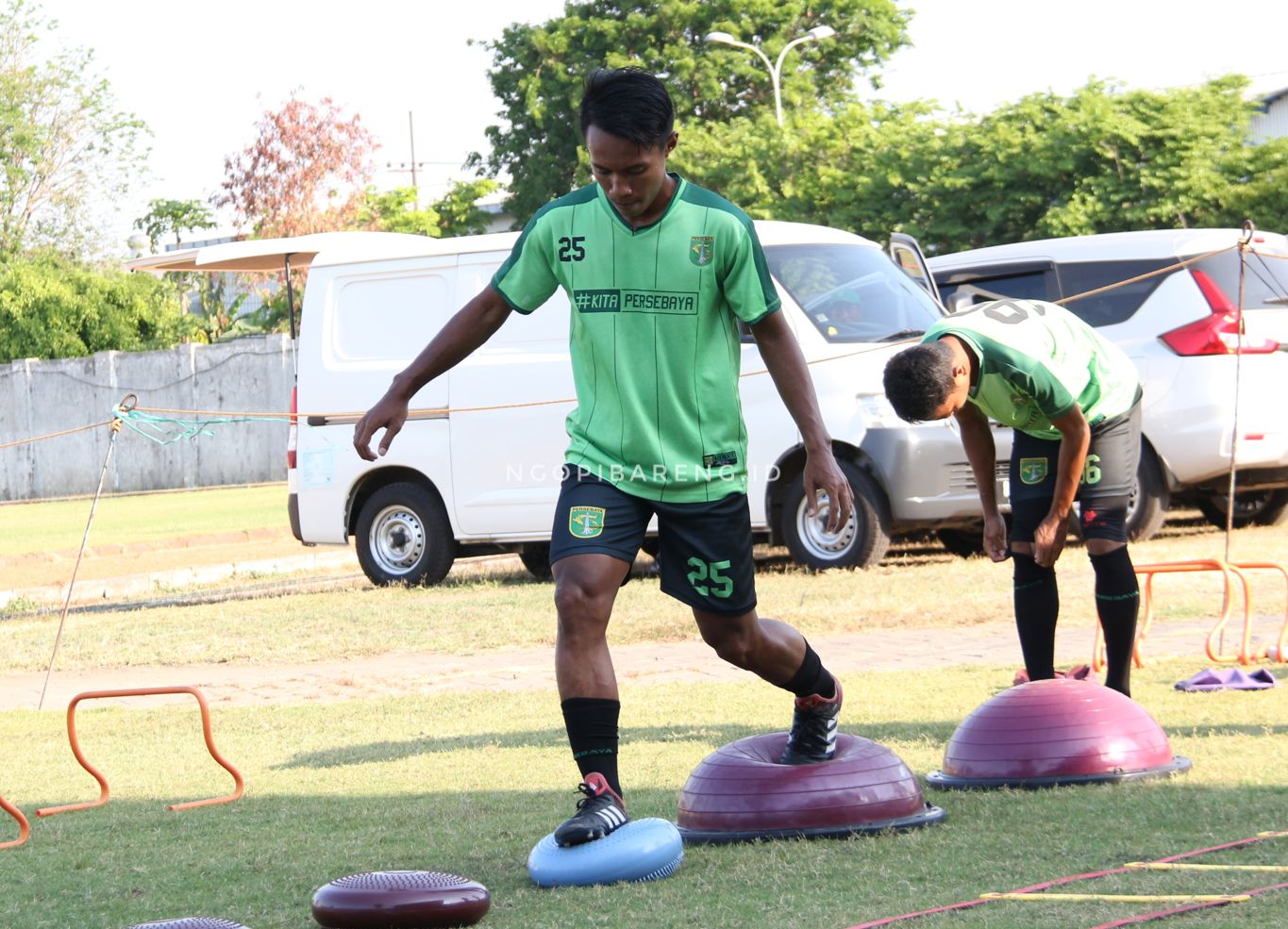 Pemain Persebaya, M. Irvan saat lakukan latihan pemulihan kondisi di Lapangan Jenggolo. (foto: Haris/ngopibareng)
