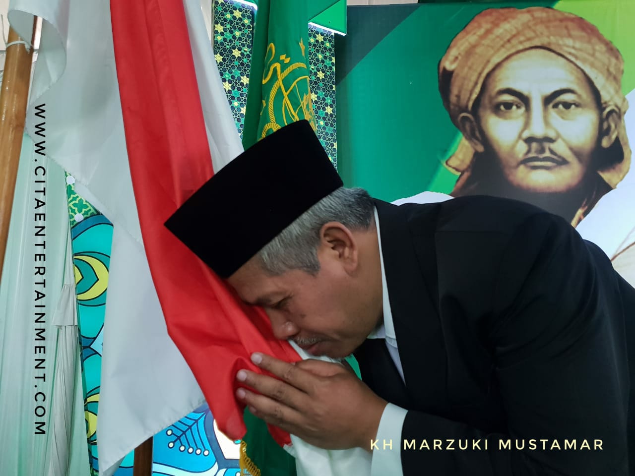 CINTA TANAH AIR: KH Marzuki Mustamar, Ketua PWNU Jatim. (foto: ngopibareng.id)