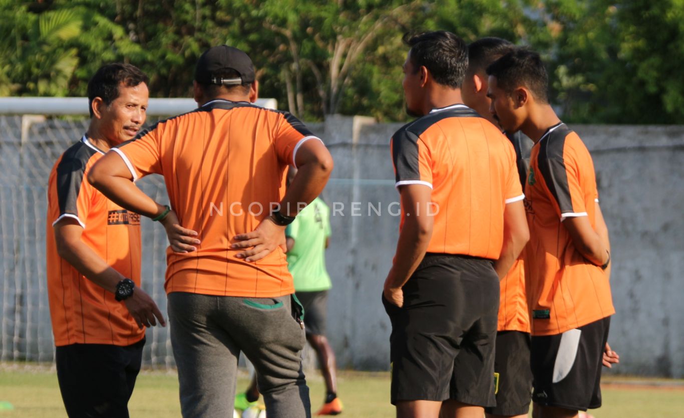 Pelatih Persebaya Djajang Nurdjaman (kiri) saat diskusi dengan tim kepelatihan. (foto: Haris/ngopibareng)