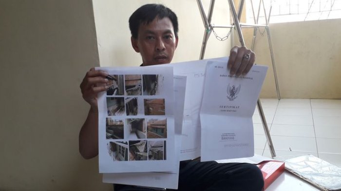 Eko Purnomo memperlihatkan sertifikat rumah dan foto-foto rumahnya yang terkepung bangunan tetangga.
