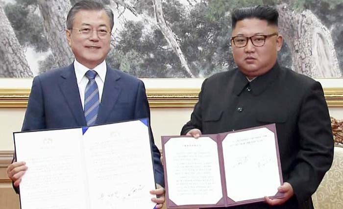 Presiden Korea Selatan Moon Jae-in (kiri) dan Pemimpin Korea Utara Kim Jong Un dalam pertemuan di Pyongyang, kemarin. (Foto: AFP)