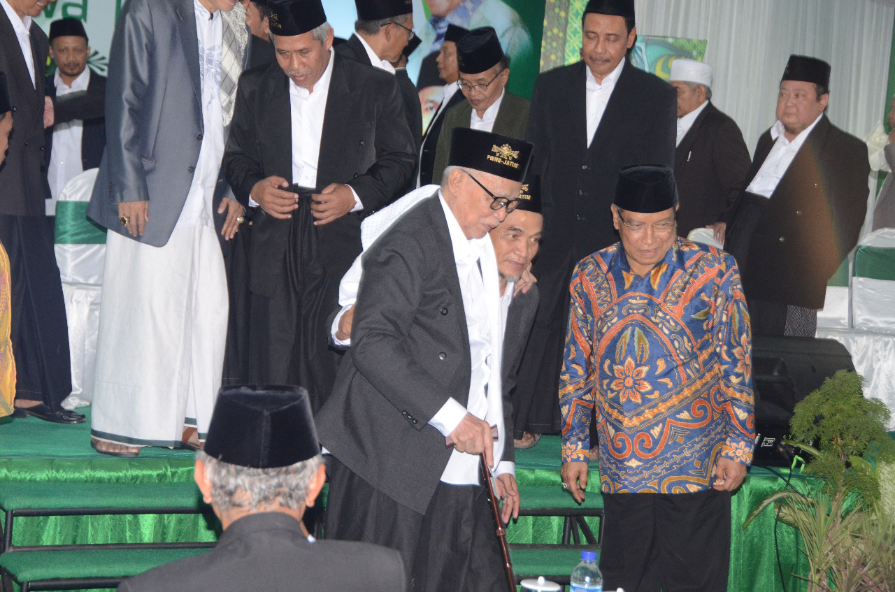 DAKWAH: KH Said Aqil Siroj bersama para kiai dan ulama pesantren di Ponpes Mambaul Maarif Denanyar Jombang. (foto: ngopibareng.id)