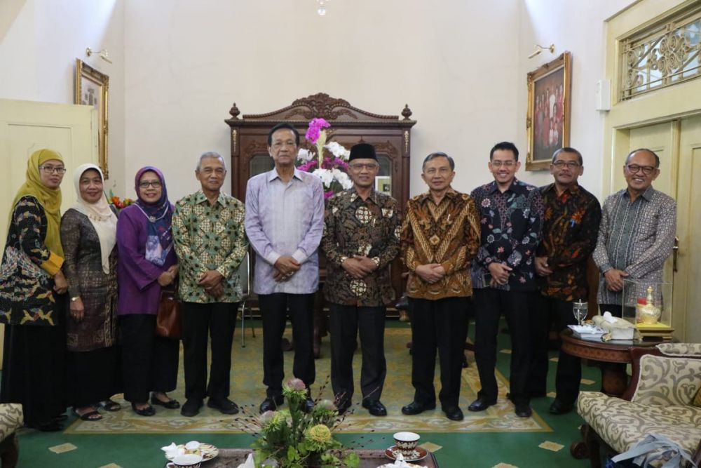 SILATURAHIM: Kunjungan PP Muhammadiyah pada Selasa lalu, ke Gubernur DIY, Sri Sultan HB X . (foto: md for ngopibareng.id)