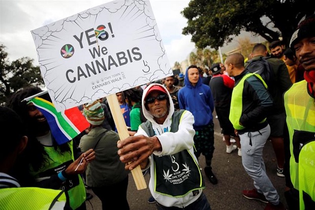 Para anggota Rastafarian mendukung legalisasi ganja di Afrika Selatan. Foto: REUTERS.