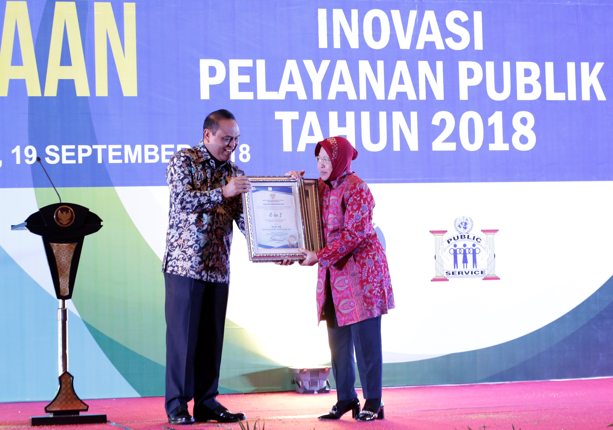 Syarifuddin dan Risma saat penganugerahan Top 99 Sivonik, di Surabaya, Kamis, 20 September 2018. (Foto: Istimewa)