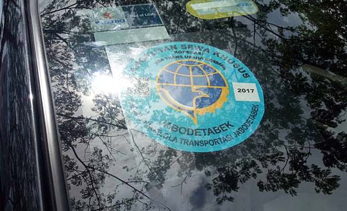 Stiker taksi online di kaca mobil akan diganti kode khusus di plat nomor. (Foto: Dok. Ngobar)
