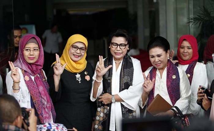Istri para menteri foto bersama di depan gedung KPK, kemarin. (Foto: Dok.Antara)