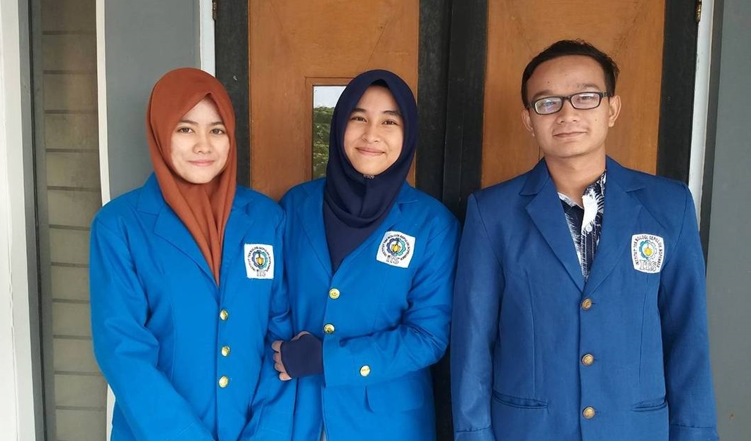 (kiri ke kanan) Mazaya Yumna, Amira Layyina, dan Teuku Umar Firdausi mahasiswa ITS yang merancang ISO.