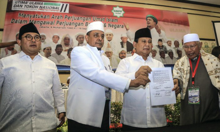 Calon Presiden Prabowo Subianto saat menandatangani Pakta Integritas Ijtima' ulama II. (Foto: Antara)