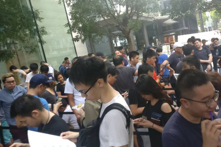 Antrean mengular ratusan orang calon pembeli trio iPhone terbaru, yakni iPhone XS, iPhone XS Max dan iPhone XR di Singapura. 