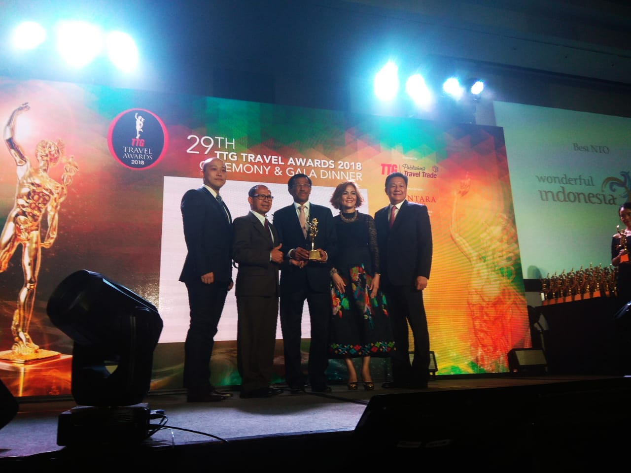 Penghargaan untuk Indonesia, sebagai lembaga Pemerintah di bidang pariwisata terbaik di Asia. foto:kemenpar