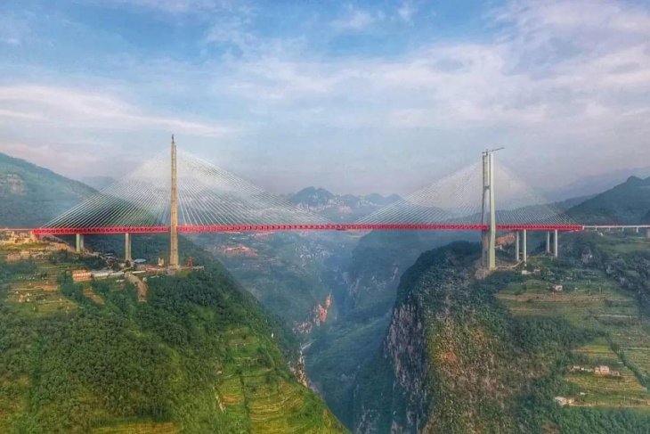 Jembatan Beipanjiang di atas lembah terjal perbatasan Guizhou-Yunnan, wilayah barat China. Foto: istimewa