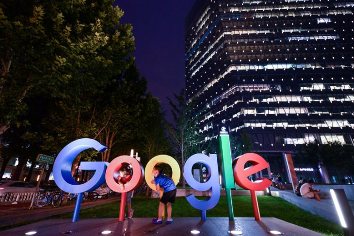 Alphabet Inc's Google di depan kantor mereka di Beijing, China. Foto: REUTERS/Stringer