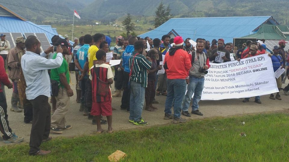 Calon pelamar CPNS di Kabupaten Puncak, Papua, melakukan protes pelaksanaan test online CPNS. (Foto Infopublik)