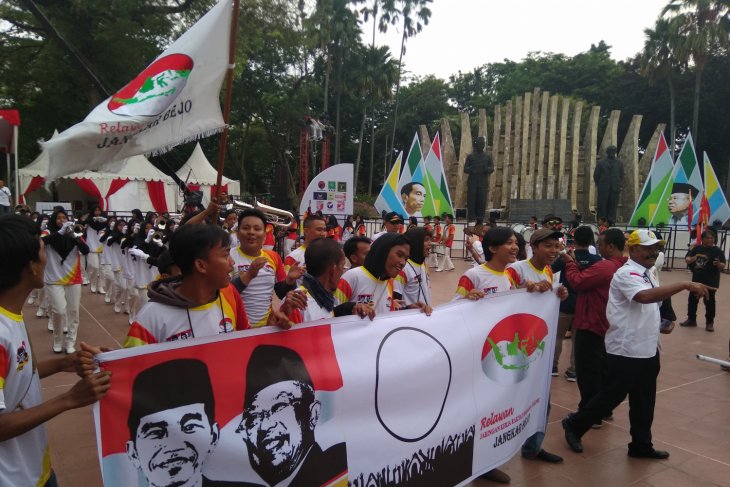 Sejumlah relawan Jokowi-Ma'ruf Amin di Tugu Proklamasi, Jakarta. (Foto: Antara/Rangga Pandu Asmara Jingga)