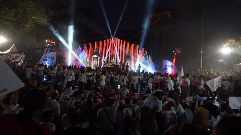 Para pendukung Jokowi-Ma'ruf memadati kawasan Tugu Proklamasi. Foto: detik.com