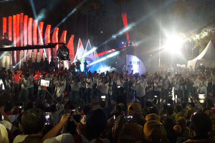Massa pendukung Jokowi-Ma'ruf memadati kawasan Tugu Proklamasi. Foto: kompas.com
