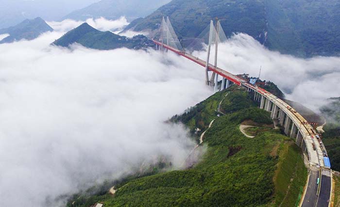 Jembatan Beipanjiang, menghubungkan Provinsi Yunann dengan Provinsi Guizhou, China. (Foto: AFP