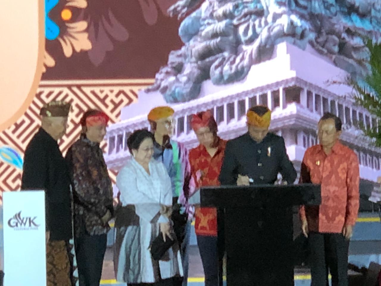 Presiden Joko Widodo meresmikan patung Garuda Wisnu Kencana, di GWK Cultural Park, Bali, Sabtu, 22 September 2018. (foto: rif/ngopibareng.id) 