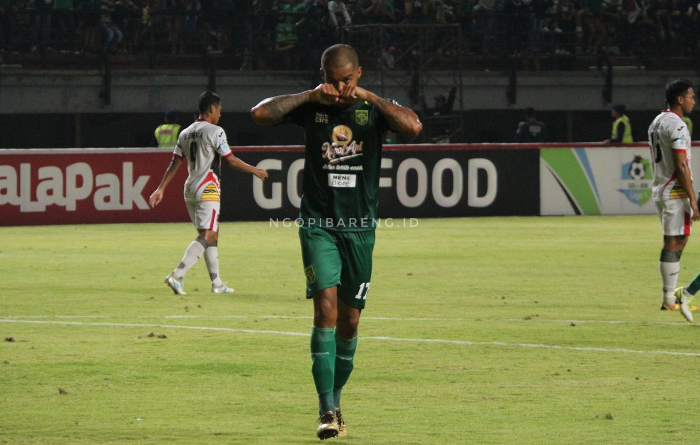 Selebrasi gol David da Silva usai cetak gol ke gawang Mitra Kukar. (foto: Haris/ngopibareng)