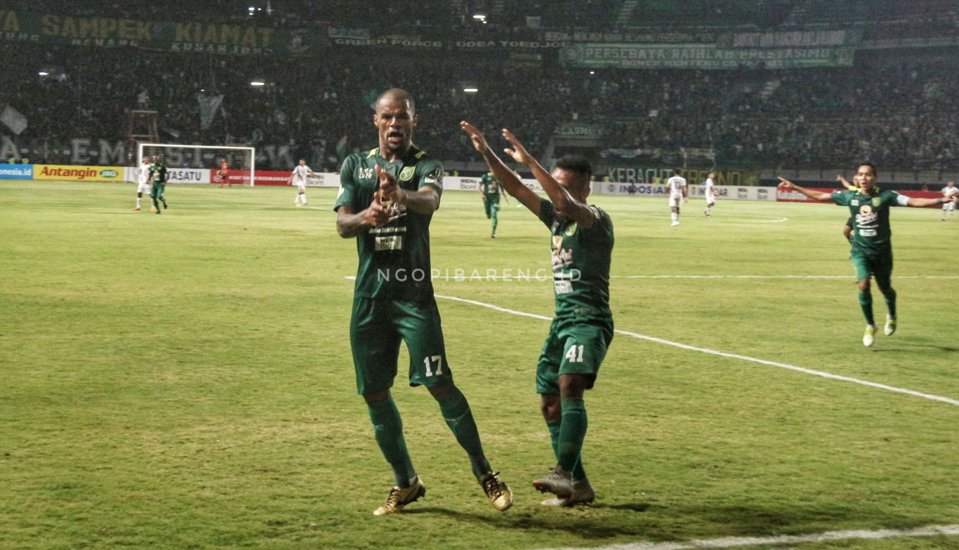Pemain Persebaya, David da Silva sukses mencetak tiga gol ke gawang Mitra Kukar. (foto: Haris/ngopibareng)