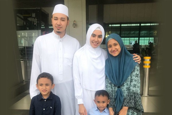Pasangan Kartika Putri dan Habib Usman bin Yahya bersama ketiga anaknya.