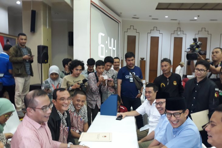Sandiaga Uno menyerahkan laporan awal dana kampanye peserta Pemilu 2019 di Gedung KPU RI, Jakarta, Minggu 23 September 2018. (Foto: Antara)