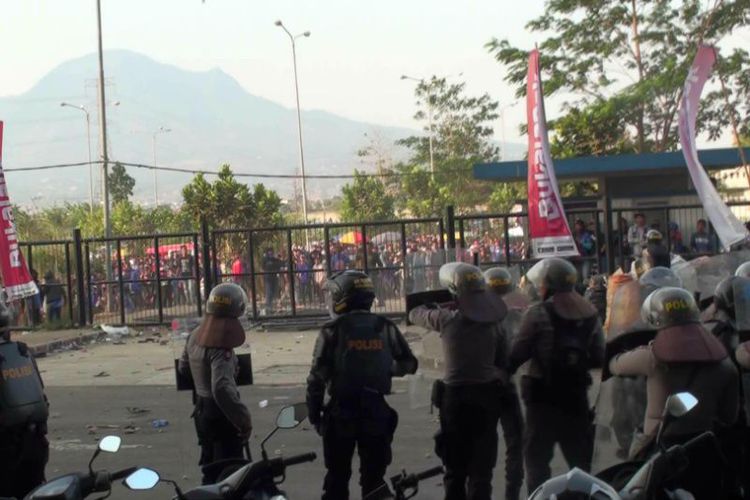 Sejumlah aparat kepolisian dari Polrestabes Bandung mengamankan laga Persib vs Persija, di Stadion Bandung Lautan Api, Minggu, 23 September 2018. (Foto: Antara)