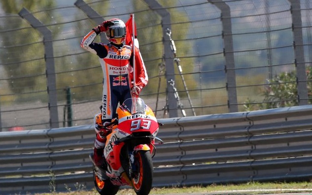Pebalap MotoGP Spanyol Marc Marquez merayakan kemenangan saat finish pertama di sirkuit Aragon ,Spanyol, Minggu 23 September 2018. (foto: Reuters)