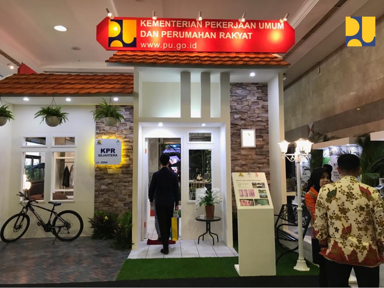 Kementerian Pekerjaan Umum dan Perumahan Rakyat terus mendorong program sejuta rumah bagi masyarakat berpenghasilan rendah. Salah satu pameran Indonesia Properti Expo (IPEX) 2018 yang diselenggarakan di Hall A&B Jakarta Convention Center, Senayan. (Foto: Birkom PUPR)