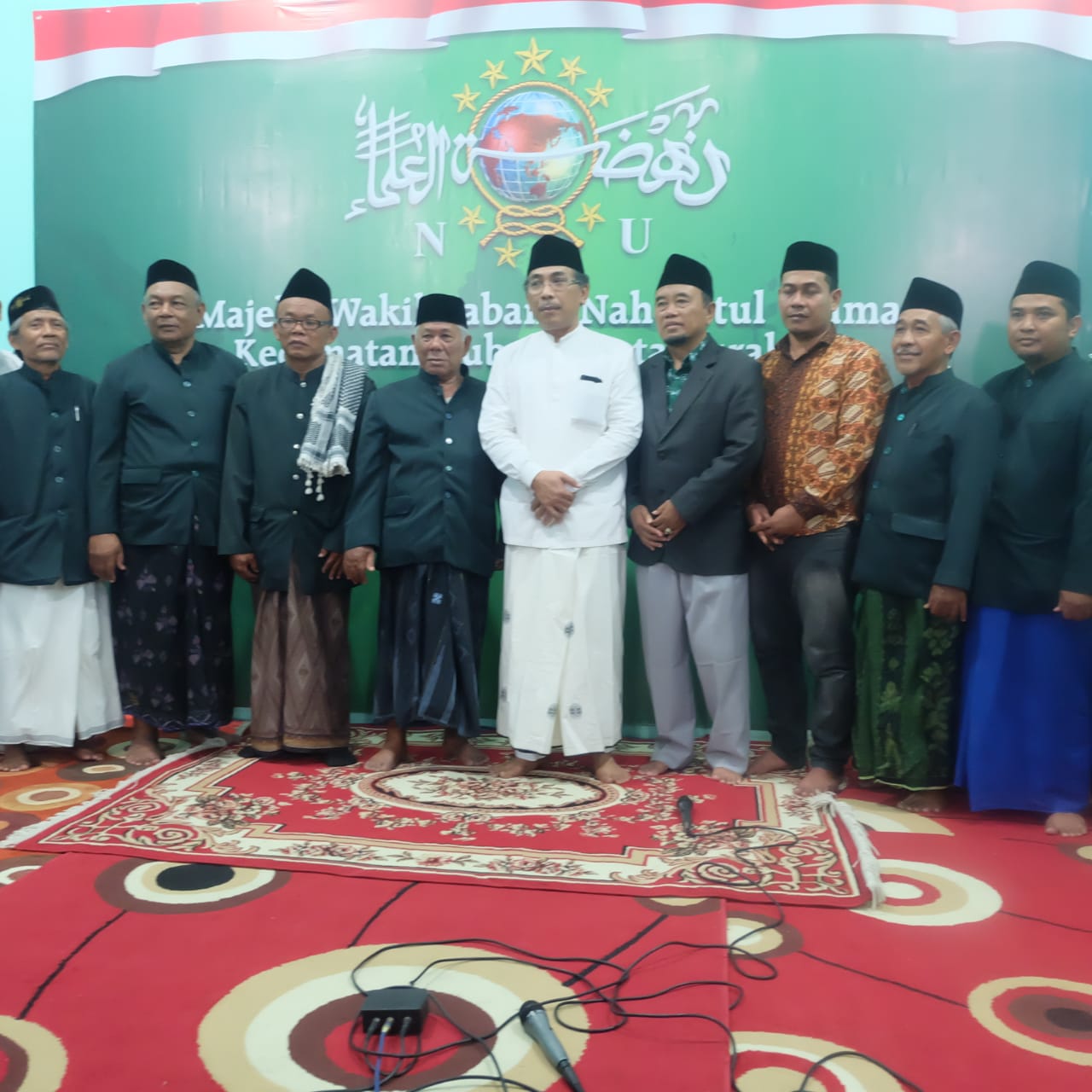 SILATURAHIM: KH Yahya C Staquf bersama jajaran MWC NU Gubeng Surabaya. (foto:ngopibareng.id)