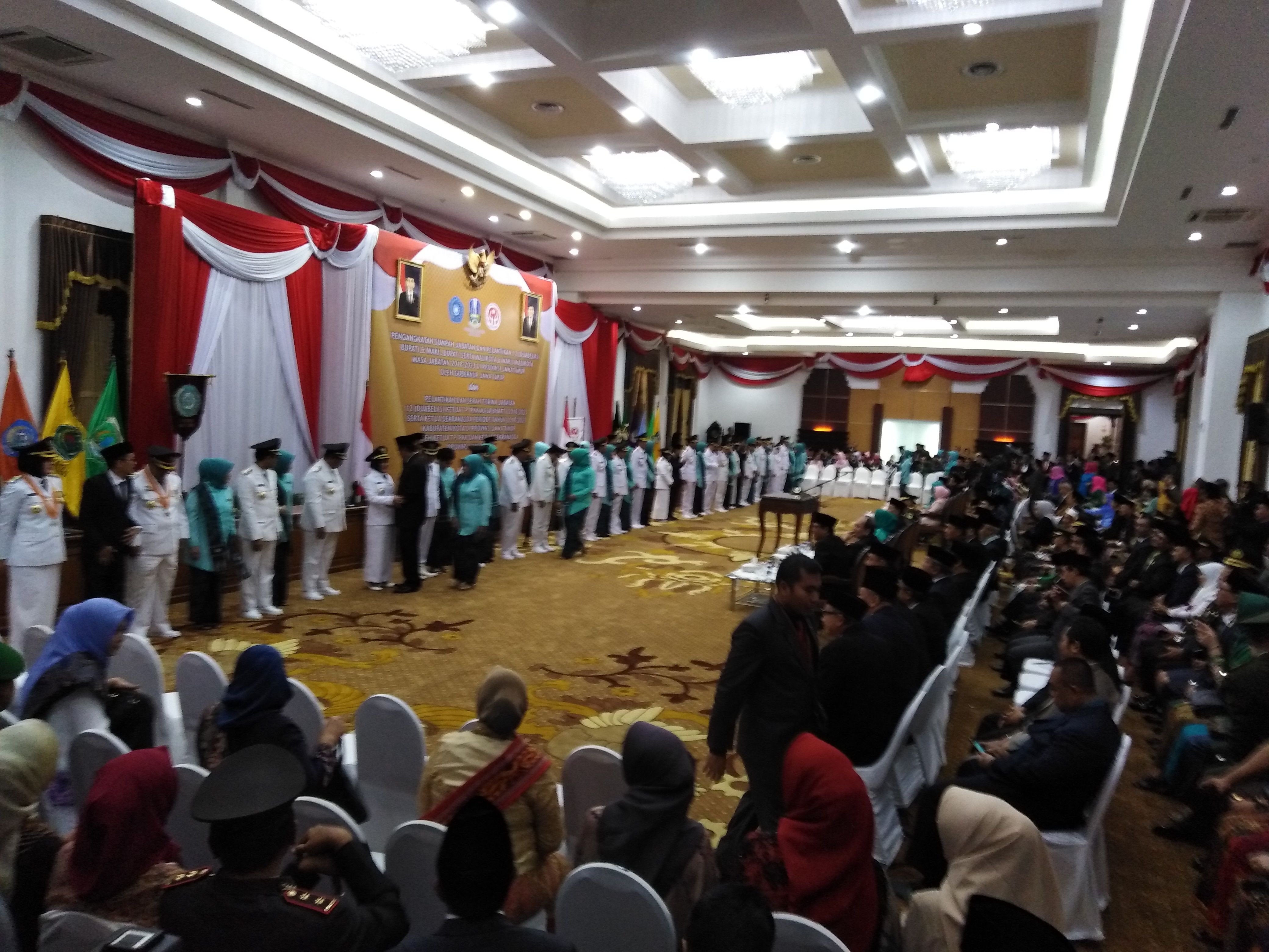 Suasana pelantikan 12 Bupati dan Wali Kota terpilih, di Gedung Negara Grahadi, Surabaya, Senin, 24 September 2018. (foto: farid/ngopibareng.id) 