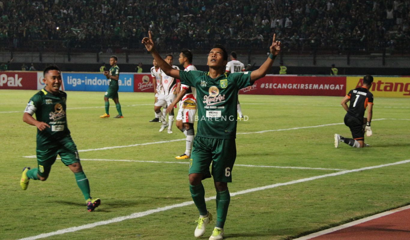 Pemain Persebaya, Misbakus Solikin usai cetak gol ke gawang Mitra Kukar. (foto: Haris/ngopibareng)