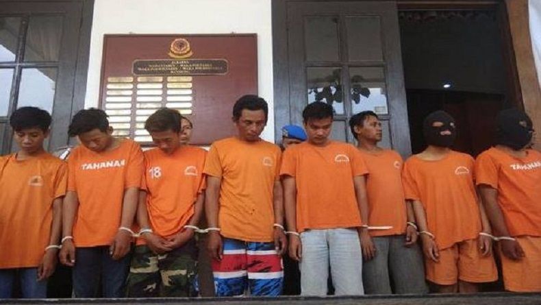 Delapan tersangka kasus pengeroyokan terhadap suporter Jakmania yang berujung maut kini diamankan di Mapolrestabes Bandung. (Foto: Facebook)