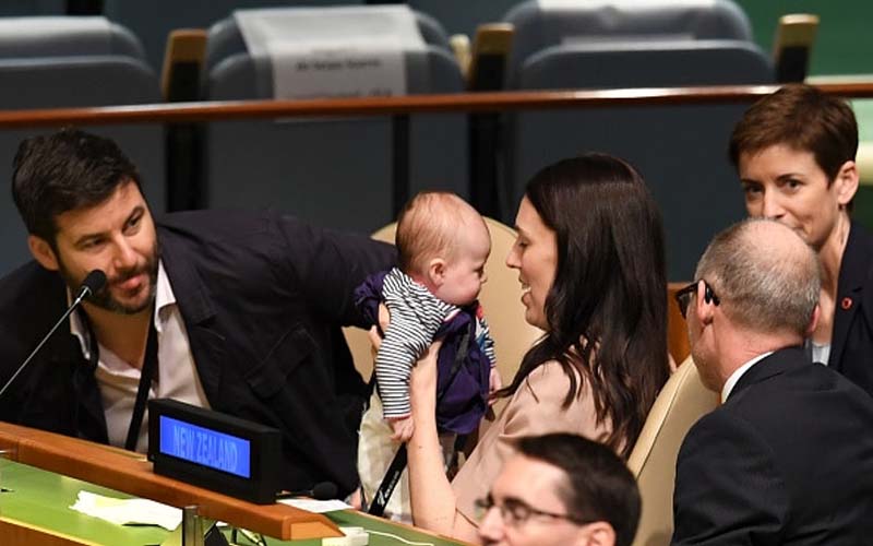 PM  Selandia Baru, Jacinda Ardern bersama bayinya pada Sidang Umum PBB hari Senin 24 September kemarin. (Foto: AFP)